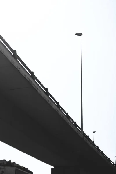 一座桥和一盏路灯的一个垂直的低角度拍摄 — 图库照片