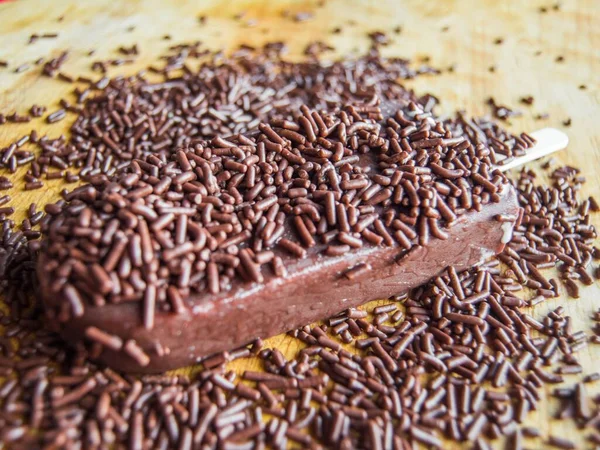 Zmrzlina Pokrytá Čokoládovou Polevou Dřevěném Stole — Stock fotografie