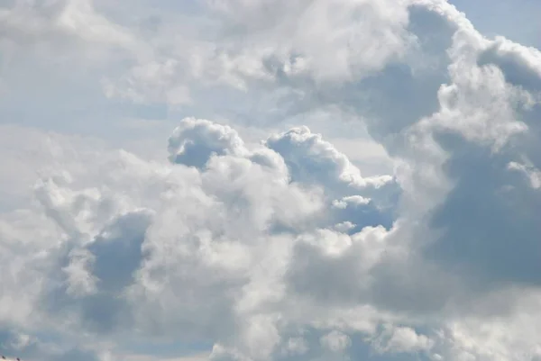 Прекрасный Пейзаж Белых Пушистых Облачных Образований Небе — стоковое фото