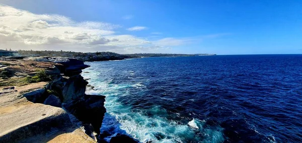 Panoramatický Záběr Útesů Moře Pod Modrou Zamračenou Oblohou — Stock fotografie