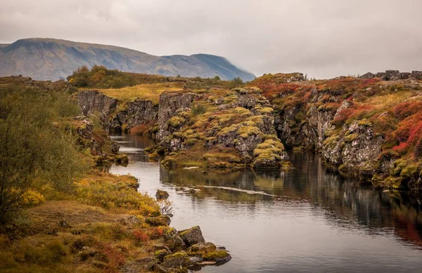 Eine Atemberaubende Landschaft Des Flusses Der Durch Die Felsen Fließt — Stockfoto