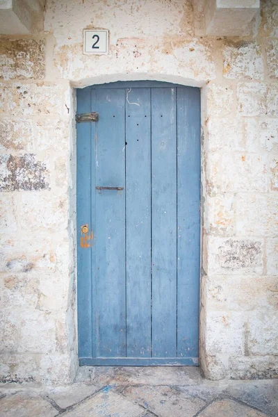 Uma Porta Madeira Azul Edifício Antigo Uma Tabuleta Quadrada Com — Fotografia de Stock