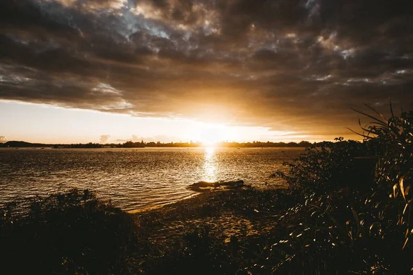 Piękny Widok Jezioro Podczas Zachodu Słońca — Zdjęcie stockowe