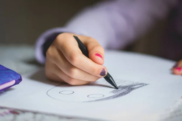 Een Selectieve Focus Shot Van Jonge Vrouwelijke Hand Tekenen Zichzelf — Stockfoto