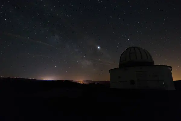 Обсерватория Сияющая Небом Блестящими Звездами — стоковое фото