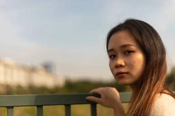 Retrato Uma Jovem Mulher Asiática Segurando Treliça Ferro Enquanto Posava — Fotografia de Stock