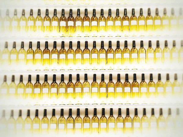 Крупним Планом Порожні Пляшки Вина Підряд Білому Тлі — стокове фото