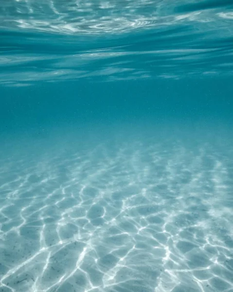 Een Verticale Opname Van Een Kristalblauwe Zee Onder Water Perfect — Stockfoto