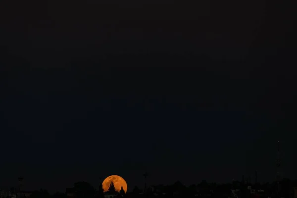 Beau Paysage Lune Dessus Paysage Urbain Dans Ciel Sombre Nuit — Photo