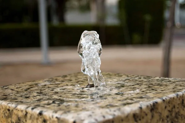 Eine Nahaufnahme Des Wasserbrunnens Auf Verschwommenem Hintergrund — Stockfoto