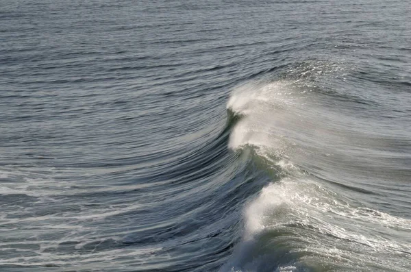 Ondas Acumulando Meio Oceano — Fotografia de Stock