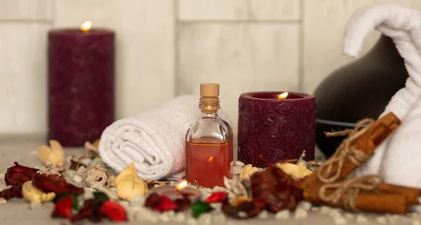 Die Essentiellen Wellness Elemente Für Die Aromatherapie Einschließlich Handtuch Und — Stockfoto