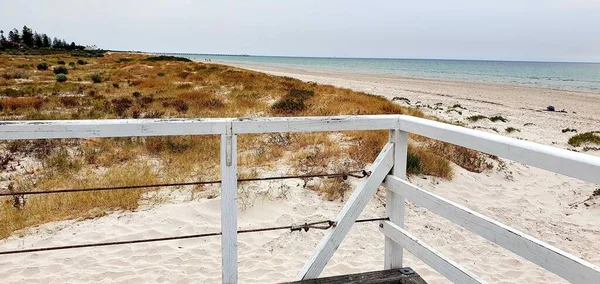 Вид Песчаный Пляж Мрачным Небом Заднем Плане — стоковое фото