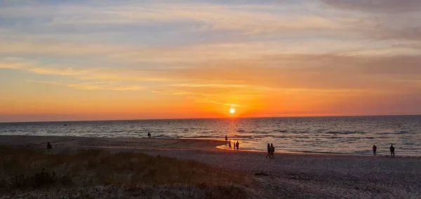 Eine Szenerie Des Sonnenuntergangs Meer Mit Einer Silhouette Von Menschen — Stockfoto