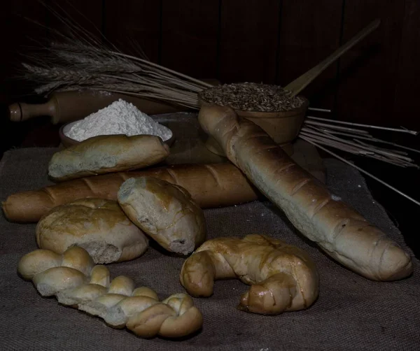 Close Diferentes Tipos Pão Mesa Com Farinha Trigo Tigelas — Fotografia de Stock