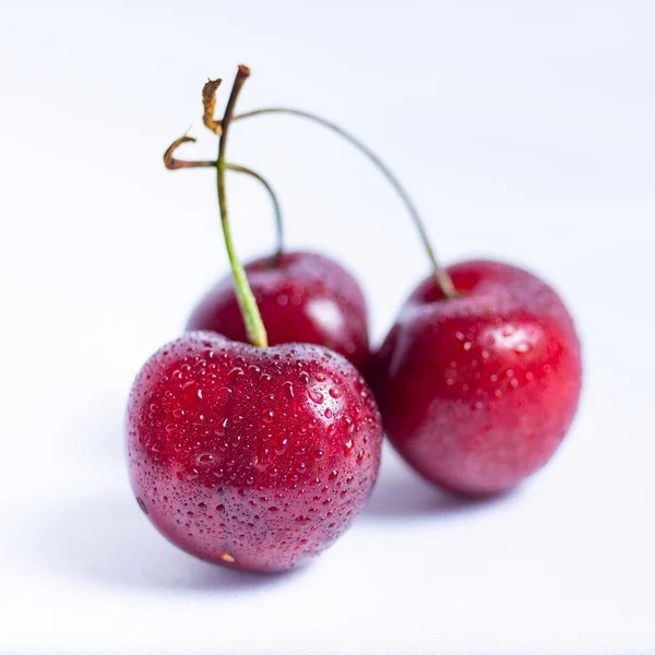 Een Close Shot Van Rode Sappige Kersen Geïsoleerd Een Witte — Stockfoto