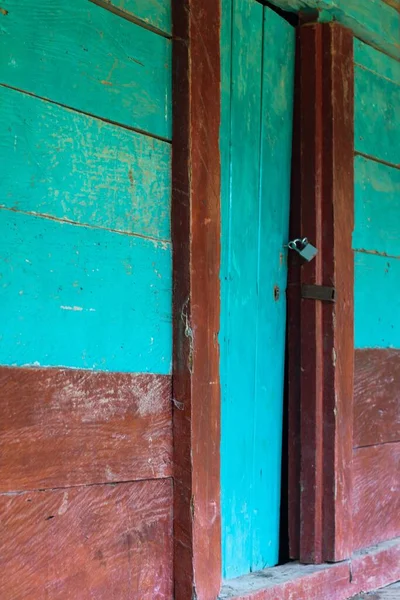 Eine Vertikale Nahaufnahme Einer Verwitterten Blauen Und Braunen Holztür — Stockfoto