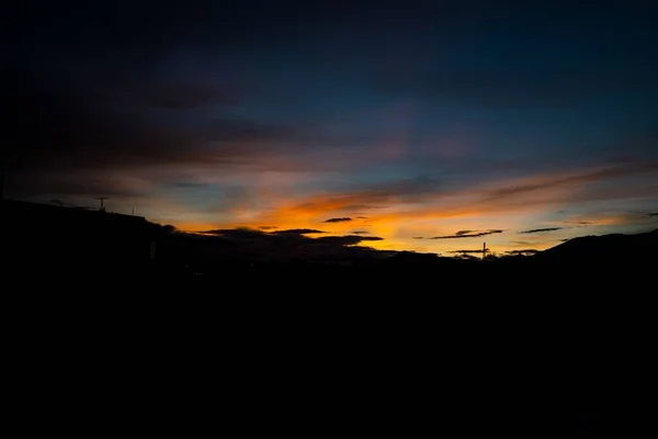 Úchvatný Pohled Krajinu Kopců Pod Oranžovou Oblohou Při Západu Slunce — Stock fotografie