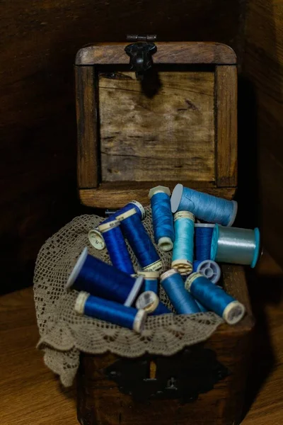 Beaucoup Rouleaux Fils Colorés Dans Panier Tissé Dans Atelier Tailleur — Photo