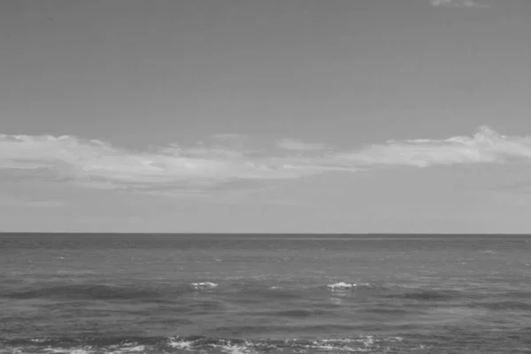 Grayscale Shot Ocean Cloudy Sky Perfect Background — Stock Photo, Image