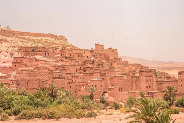 摩洛哥阿特拉斯山脉上一个迷人的风景如画的山村Kasbah Ait Ben Haddou — 图库照片