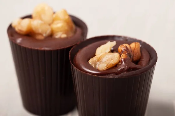 Enfoque Selectivo Dos Chocolates Con Nueces Como Relleno Con Fondo — Foto de Stock