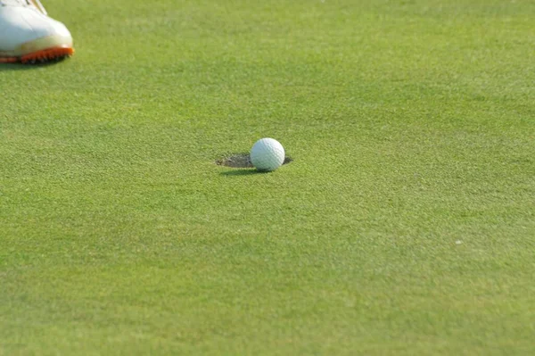 Bola Golfe Grama Com Alguns Centímetros Para Cair Buraco — Fotografia de Stock