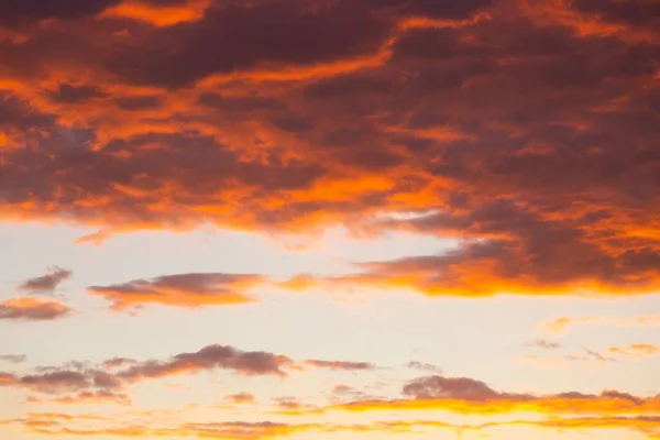 カラフルな雲と夕日の空の美しい低角度ショット — ストック写真