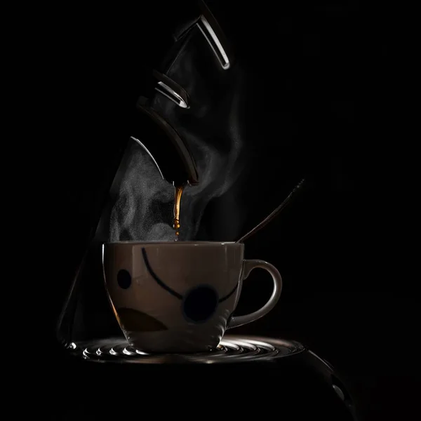 Nahaufnahme Einer Kaffeebrühmaschine Die Heißen Kaffee Eine Tasse Gießt — Stockfoto