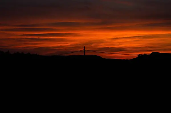 Uma Bela Paisagem Céu Por Sol Sobre Silhueta Fios Eletricidade — Fotografia de Stock