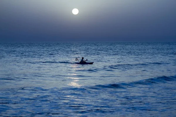 Pescador Pescando Oceano Ondulado Noite Sob Lua Cheia Reluzente — Fotografia de Stock