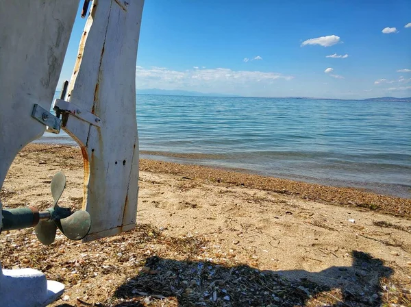 Strand Med Blått Vatten Fiskebåtar Förgrunden Thessaloniki Grekland — Stockfoto