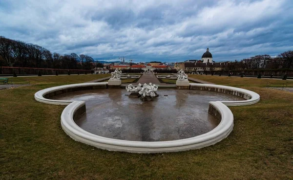 Utsikt Över Belvedere Palats Fontän Trädgård Wien Österrike Med Molnig — Stockfoto