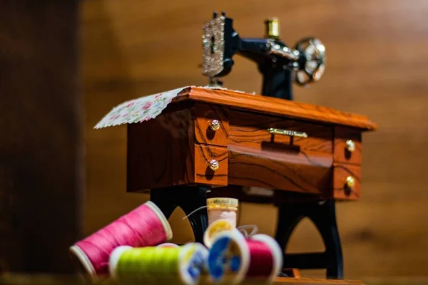 Lot Colorful Yarn Rolls Sewing Machine Tailor Studio — Stock Photo, Image