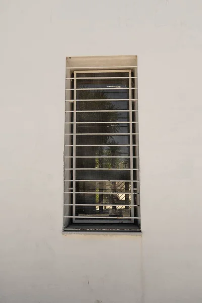 Una Toma Vertical Barras Metal Ventana Edificio Blanco — Foto de Stock