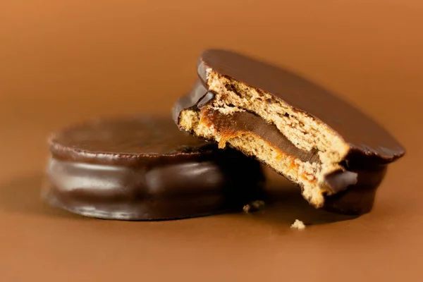 Primer Plano Galletas Rellenas Cubiertas Chocolate Picado Sobre Fondo Borroso —  Fotos de Stock