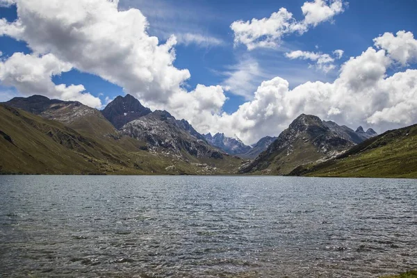 Μια Γραφική Θέα Της Λίμνης Querococha Στο Περού Ιδανικό Για — Φωτογραφία Αρχείου