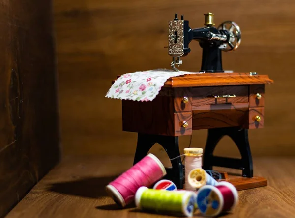 Beaucoup Rouleaux Fils Colorés Une Machine Coudre Dans Atelier Tailleur — Photo