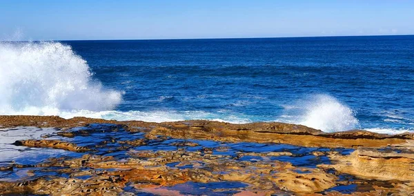 Colpo Panoramico Scogliere Vicino Mare Sotto Cielo Nuvoloso Blu — Foto Stock