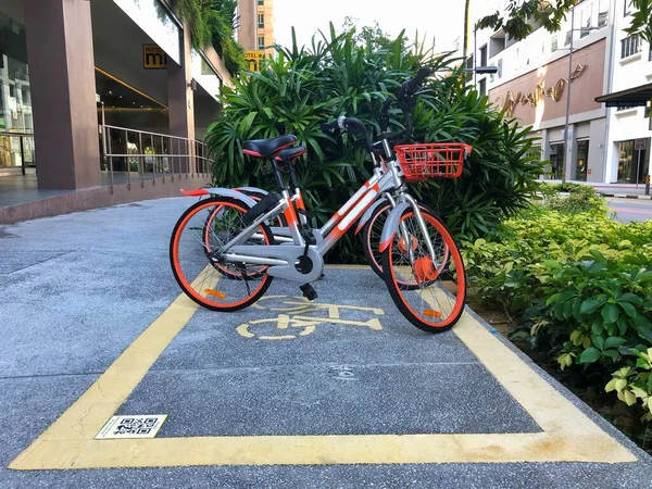 シンガポール シンガポール 2020年6月9日 シンガポールのレンタサイクルの駐車スペース 床に黄色のマーク — ストック写真