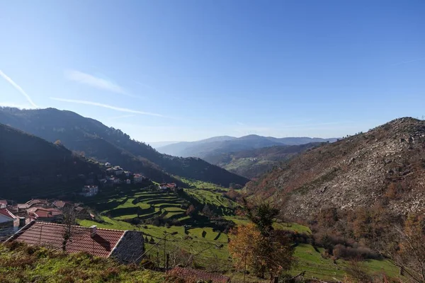 Ψηλά Βουνά Καλυμμένα Χόρτα Λάμπουν Κάτω Από Τον Γαλάζιο Ουρανό — Φωτογραφία Αρχείου