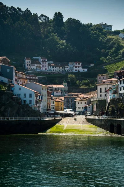 Spanya Nın Asturias Şehrinde Çok Renkli Binalar Bulunan Kıyı Kasabası — Stok fotoğraf