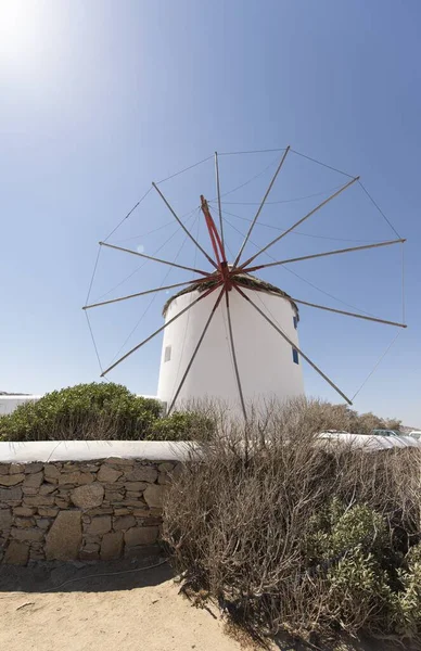 Angle Bas Moulin Vent Blanc Sur Fond Ciel Bleu — Photo