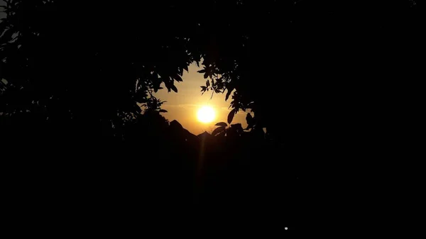 Gün Batımında Kalan Siluetlerle Güzel Yuvarlak Güneş — Stok fotoğraf