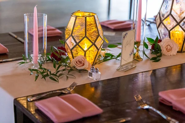 Gros Plan Une Table Mariage Fantaisie Décorée Belles Roses Bougies — Photo