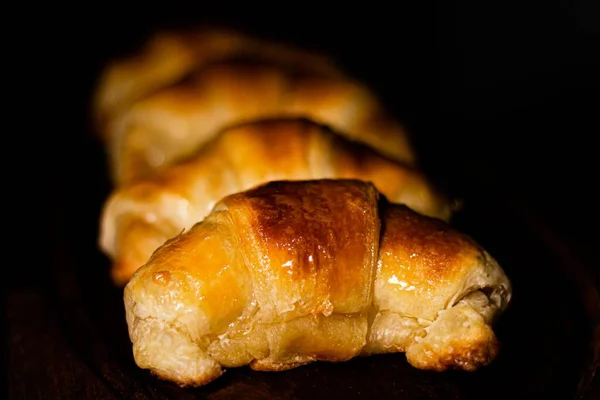 Egy Közeli Kép Finom Croissant Egy Sorban Fény Alatt Egy — Stock Fotó