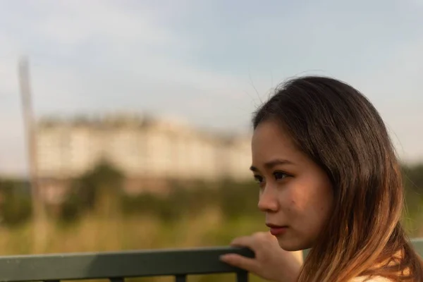 Retrato Una Joven Asiática Sosteniendo Rejilla Hierro Mientras Posaba —  Fotos de Stock