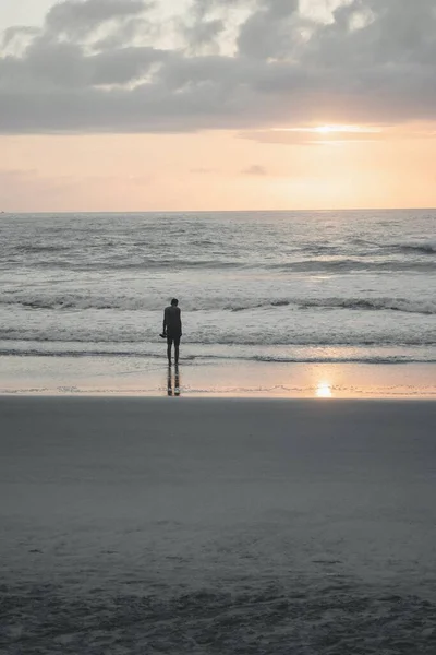 Una Persona Piedi Sola Una Spiaggia Con Riflesso Sole Tramonto — Foto Stock