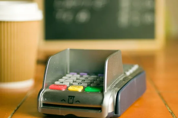 Zdjęcie Zbliżeniowe Bezstykowej Maszyny Płatniczej Kartą Kredytową Stole — Zdjęcie stockowe