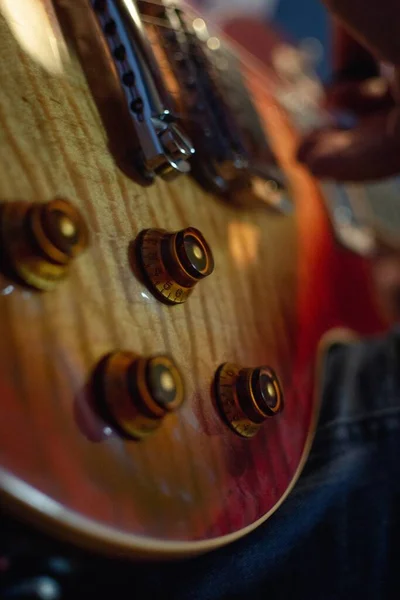 Close Uma Guitarra Fundo Turvo — Fotografia de Stock